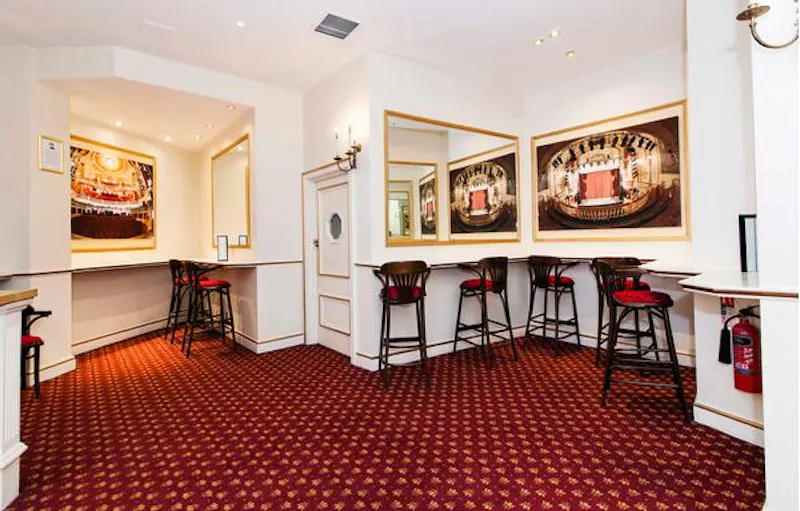 Opulent Embankment theatre, P594 (photo 31)