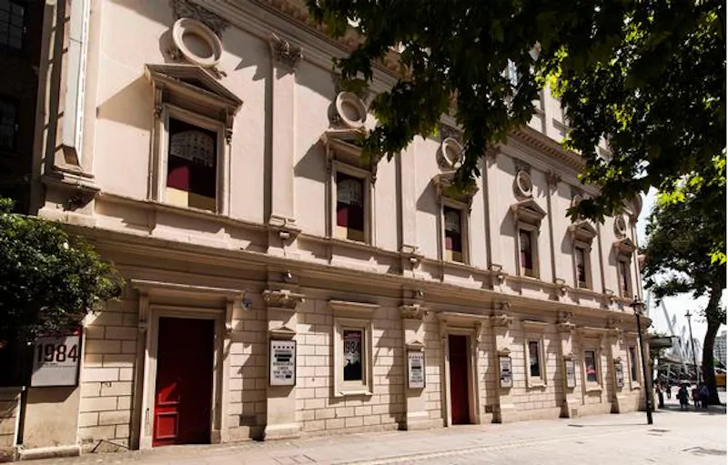 Opulent Embankment theatre, P594 (photo 32)