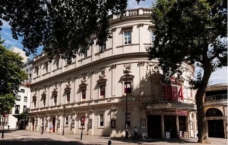 Opulent Embankment theatre, P594 (photo 34)