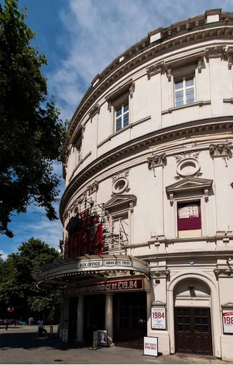 Opulent Embankment theatre, P594 (photo 35)