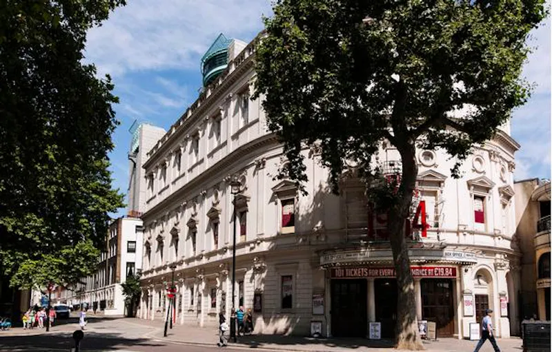 Opulent Embankment theatre, P594 (photo 36)