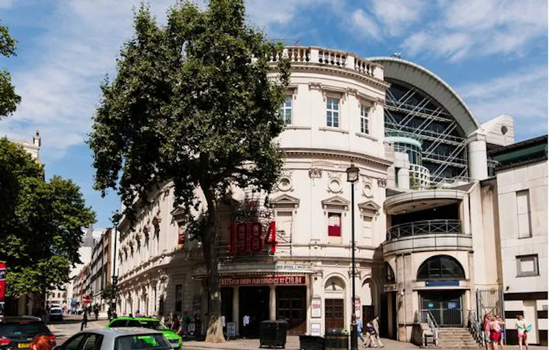 Opulent Embankment theatre, P594 (photo 37)