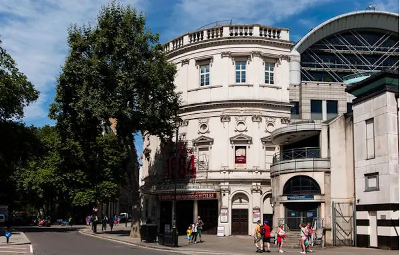 Opulent Embankment theatre, P594 (photo 38)