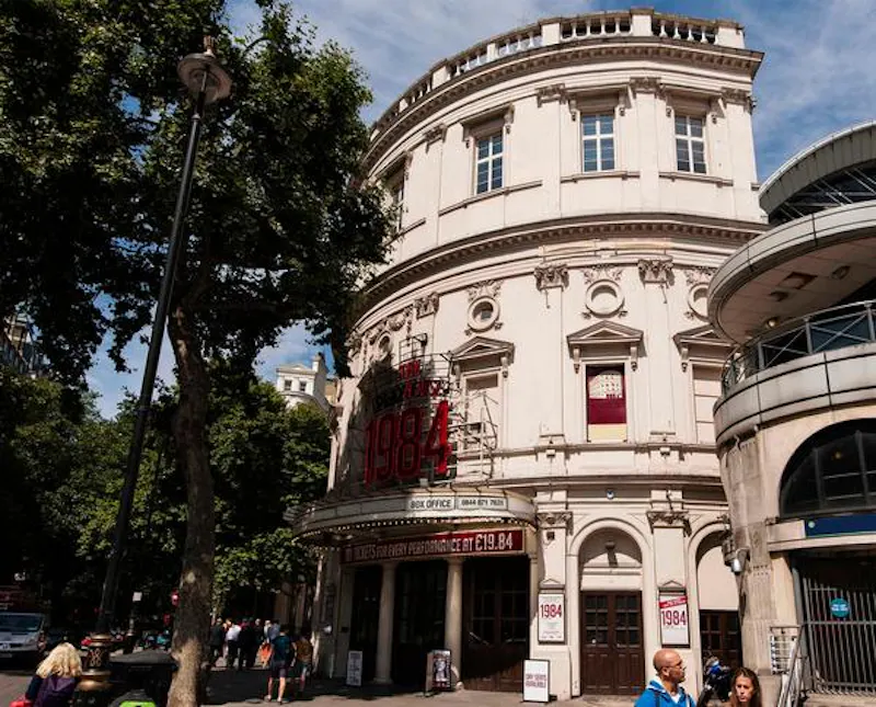 Opulent Embankment theatre, P594 (photo 39)