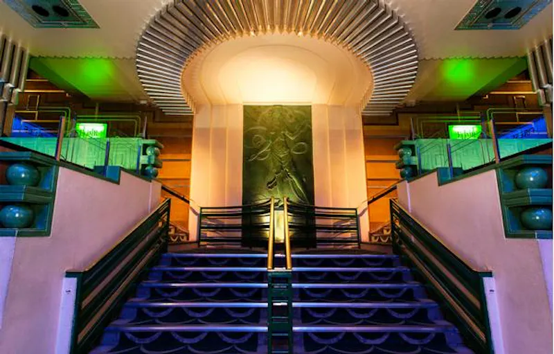 Staircase at Film location P595 in London (photo 2)