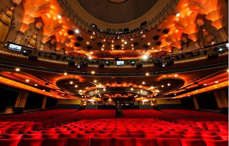 Stage at Film location P595 in London (photo 3)