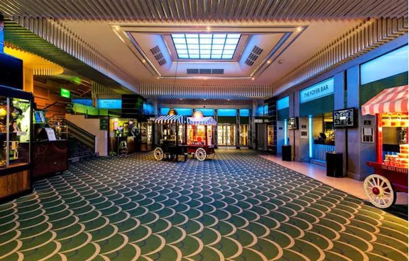 Entrance hall at Film location P595 in London (photo 13)