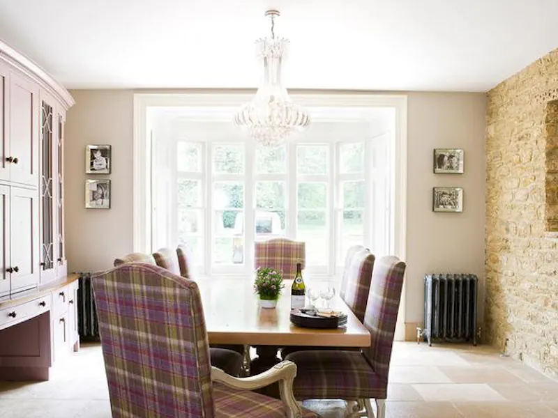 Dining room at Northamptonshire manor house, H177 (photo 5)
