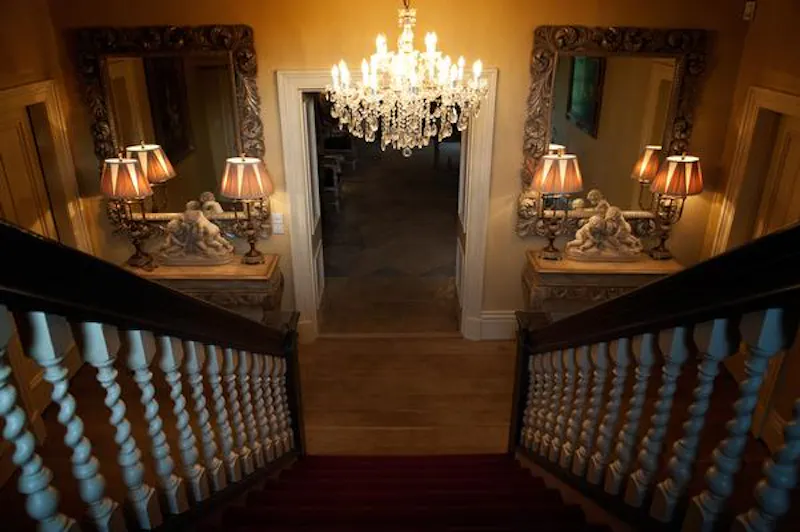 Staircase at Northamptonshire manor house, H177 (photo 13)