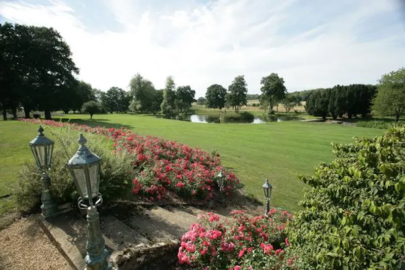 Garden at Northamptonshire manor house, H177 (photo 17)