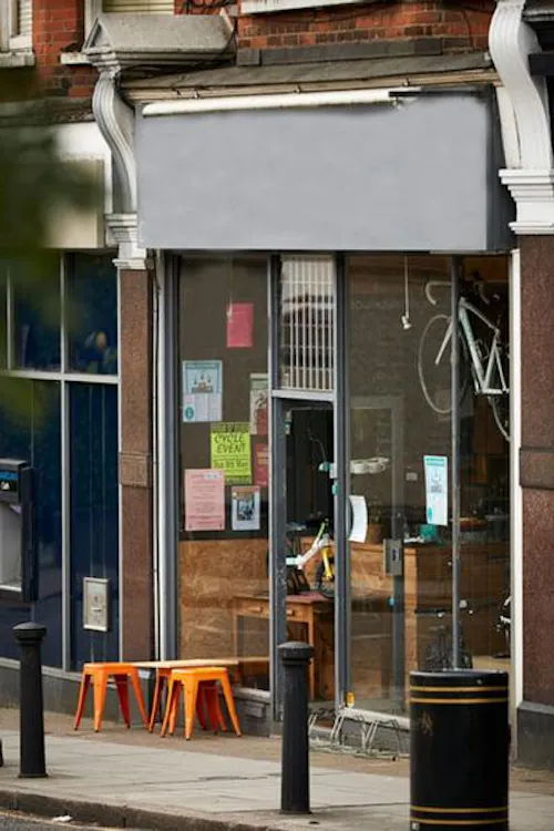 Bike-shop cafe in Winchmore Hill, R805