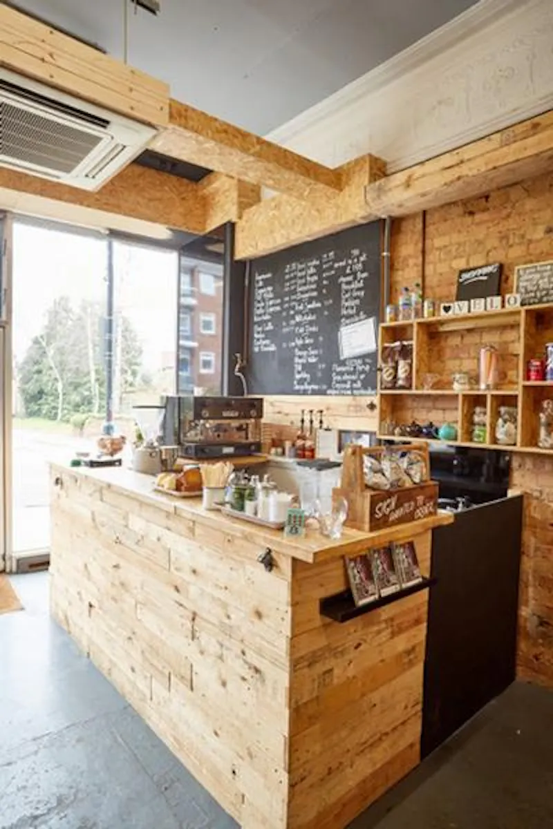 Bike-shop cafe in Winchmore Hill, R805 (photo 2)
