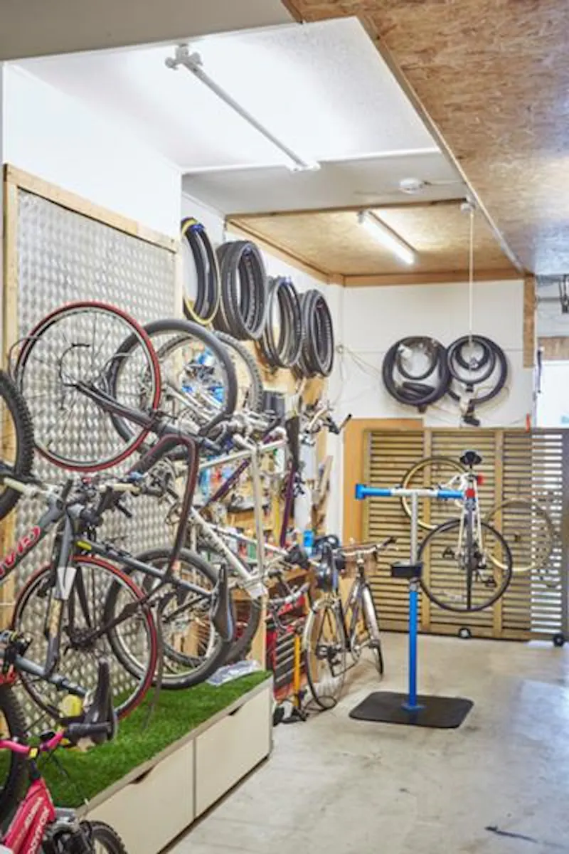 Bike-shop cafe in Winchmore Hill, R805 (photo 5)