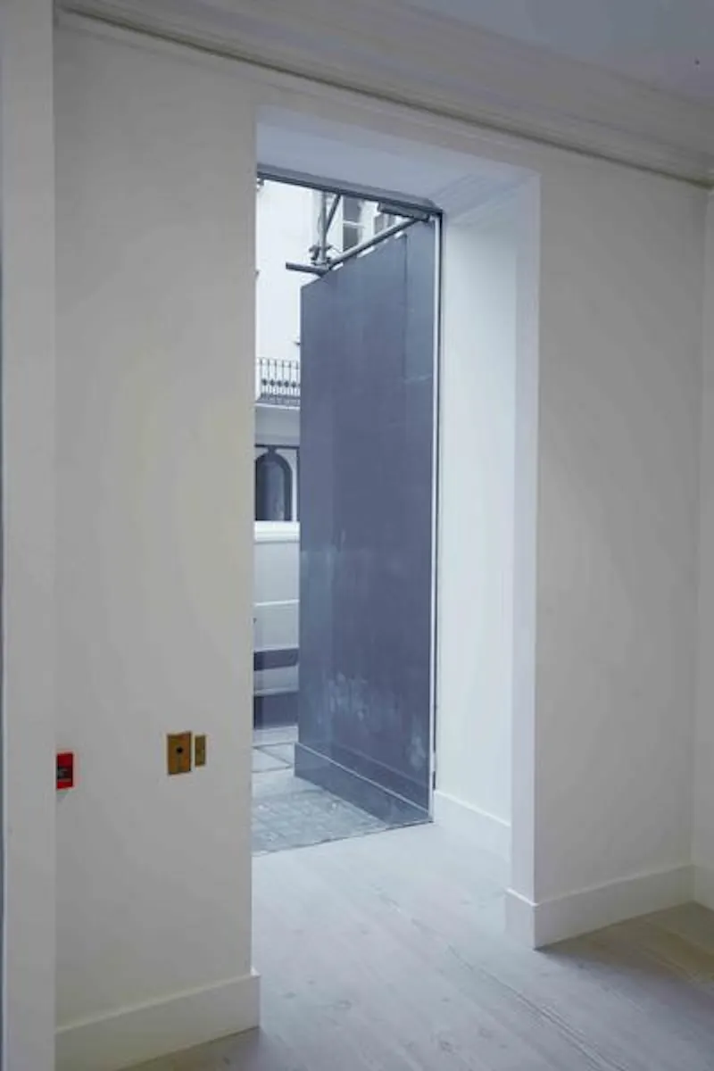 Green Park shop front space, N420 (photo 2)