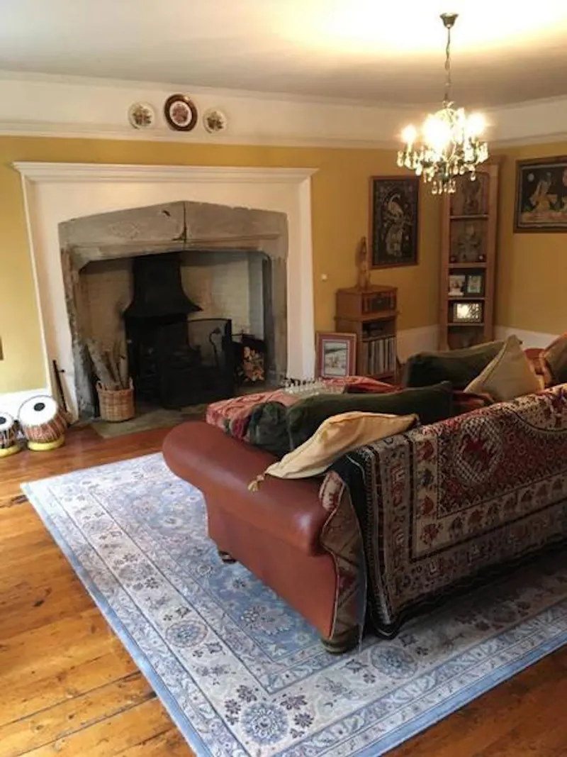 Living Room at Traditional Gravesend manor , M296 (photo 3)