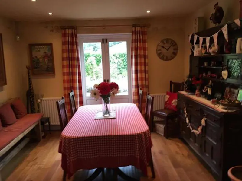 Dining room at Traditional Gravesend manor , M296 (photo 6)