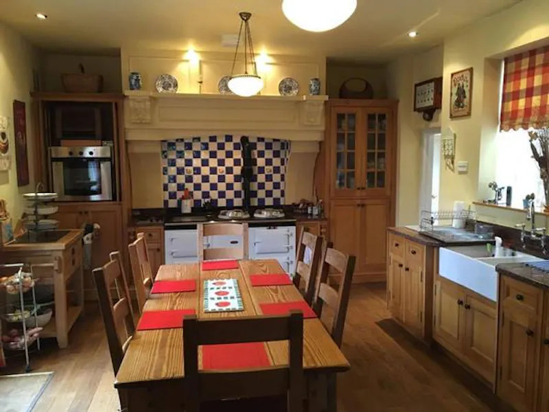 Kitchen at Traditional Gravesend manor , M296 (photo 12)