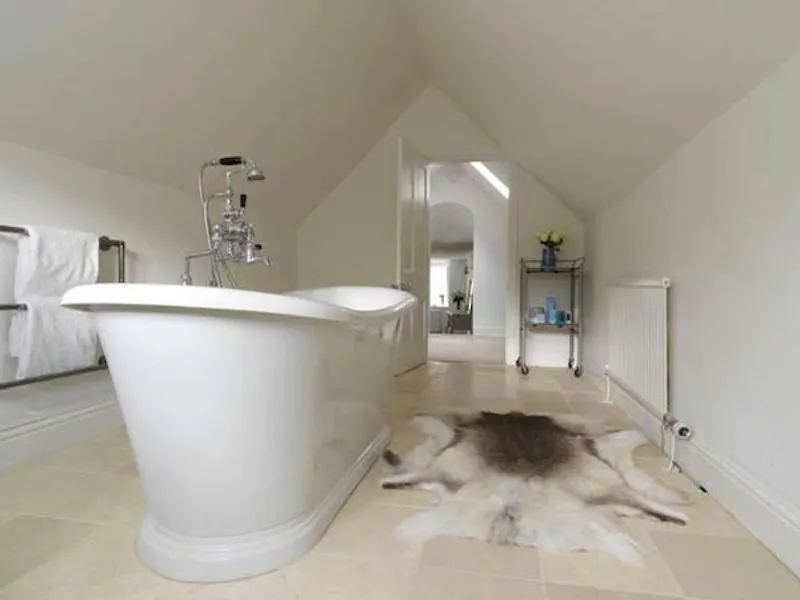 Bathroom at Film location C847 in Gloucestershire (photo 8)