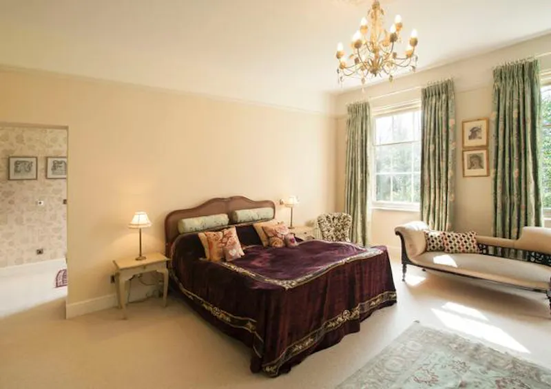 Bedroom at Hemingford Grey Manor house, B1637 (photo 20)