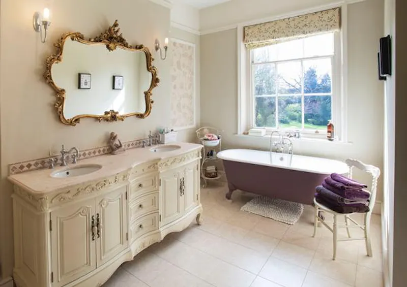 Bathroom at Hemingford Grey Manor house, B1637 (photo 22)