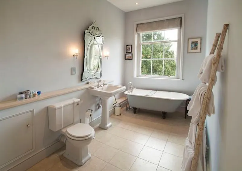 Bath - rolltop at Hemingford Grey Manor house, B1637 (photo 25)