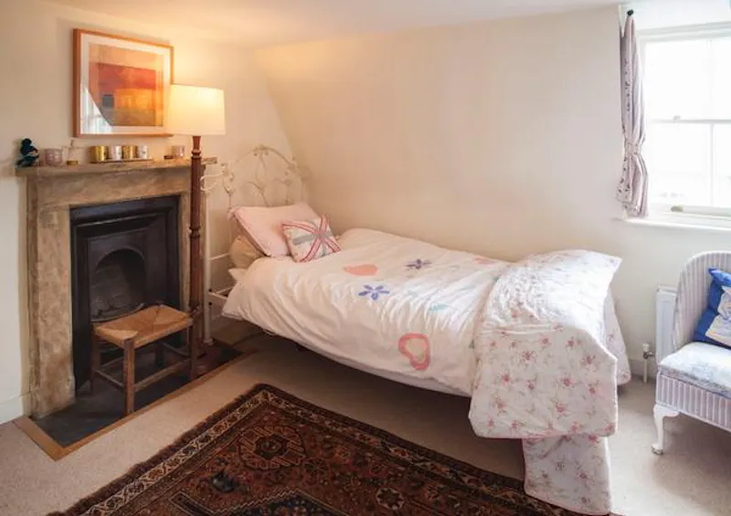 Bedroom - child's at Hemingford Grey Manor house, B1637 (photo 28)