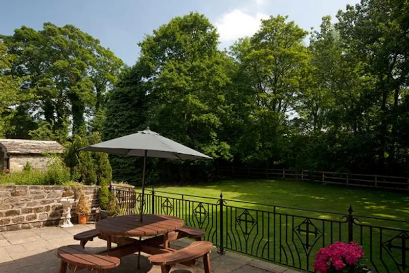 Garden at Elizabethan manor house in Leeds, G282 (photo 15)
