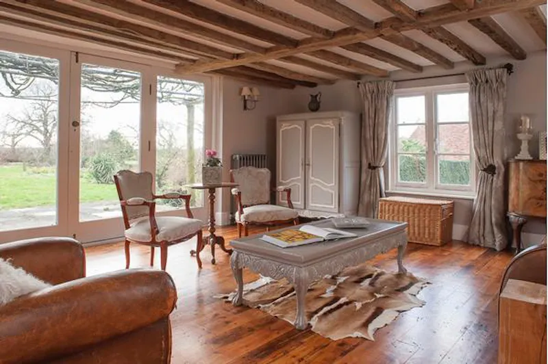 Drawing room at Medieval Kentish country house, M285 (photo 16)