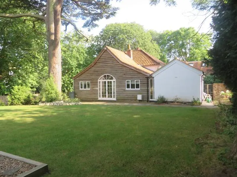 Garden at Film location C852 in Surrey (photo 6)