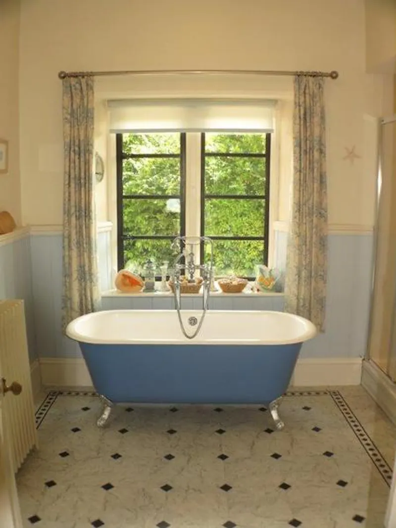 Bathroom at Newton Abbot Gothic house, B1647 (photo 13)