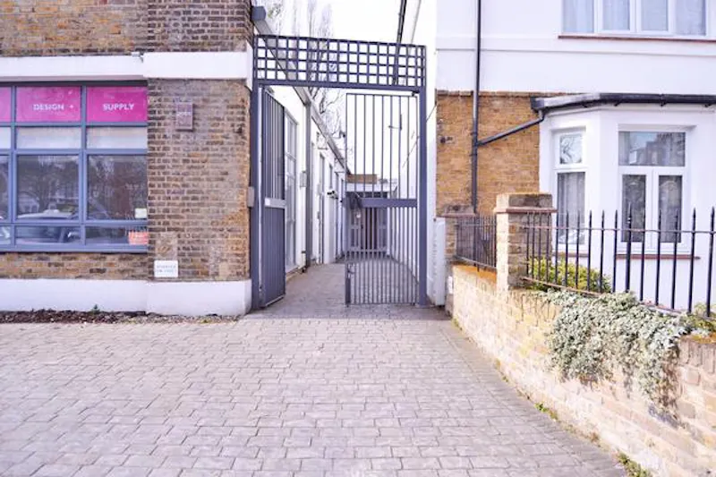 Stylish Stamford Brook home, F1061 (photo 38)