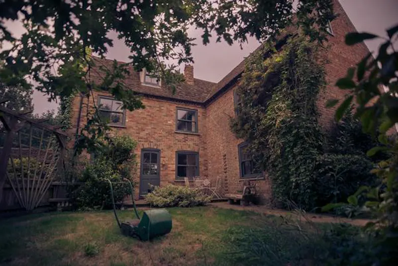 Stylish dark Ely farmhouse, L653 (photo 18)