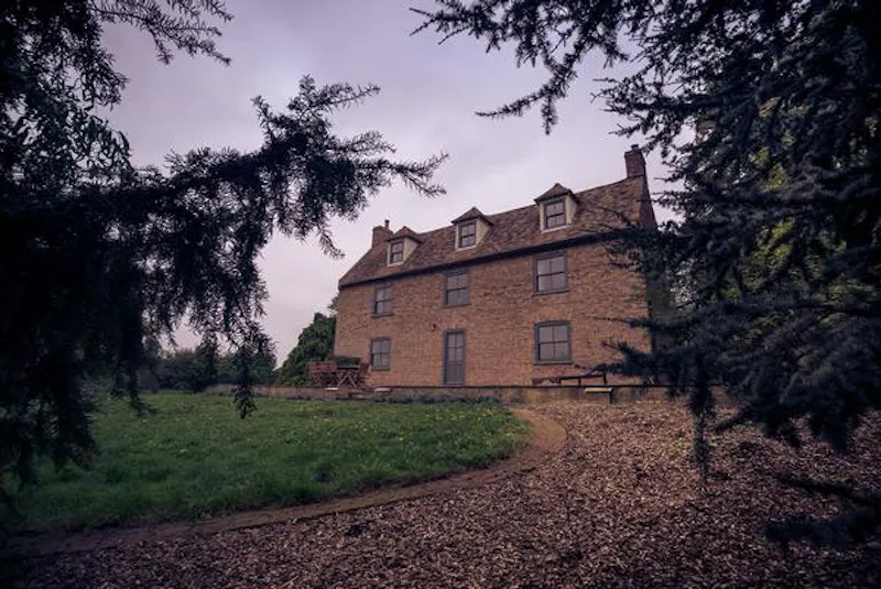 Stylish dark Ely farmhouse, L653 (photo 20)