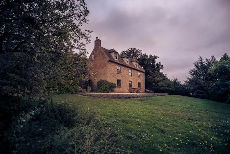 Stylish dark Ely farmhouse, L653 (photo 22)