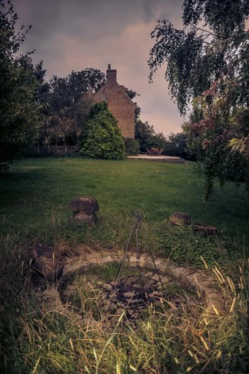 Garden at Stylish dark Ely farmhouse, L653 (photo 34)