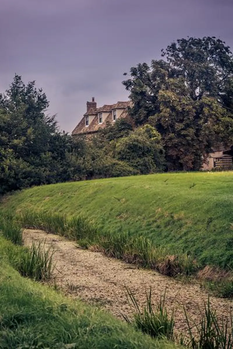 Stylish dark Ely farmhouse, L653 (photo 35)