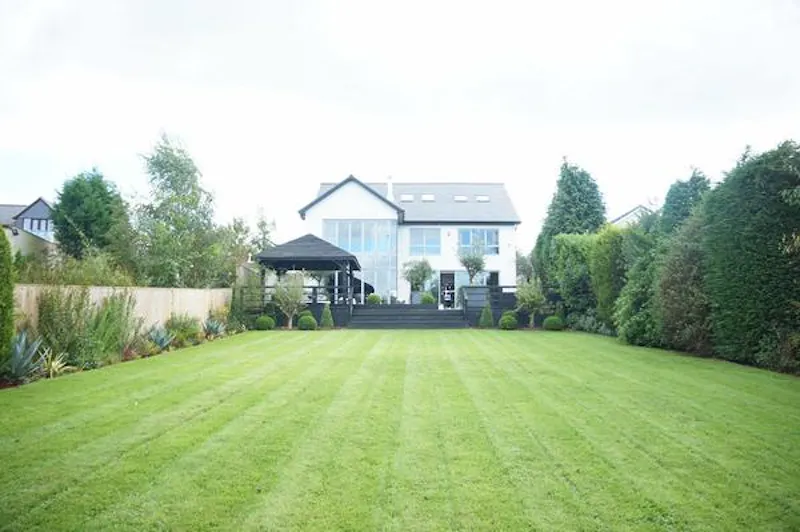 Garden at Luxurious Leeds house, D2209 (photo 51)