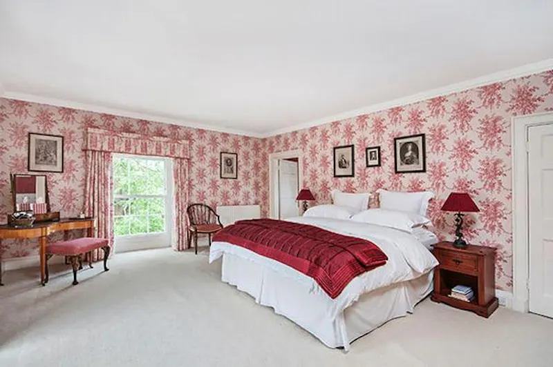 Bedroom at Beautiful Botley estate with lake, A1387 (photo 13)