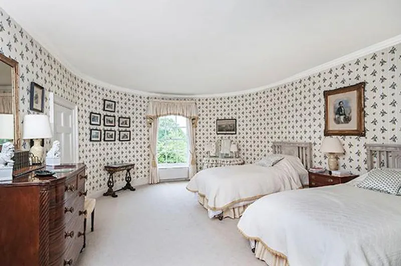 Bedroom - child's at Beautiful Botley estate with lake, A1387 (photo 16)