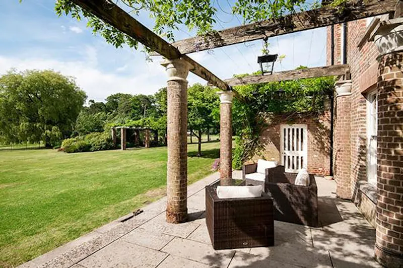Terrace/Patio at Beautiful Botley estate with lake, A1387 (photo 18)