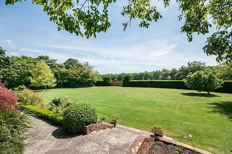 Garden at Beautiful Botley estate with lake, A1387 (photo 27)