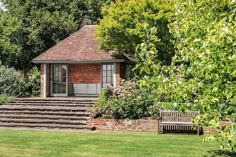 Kitchen at Beautiful Botley estate with lake, A1387 (photo 29)