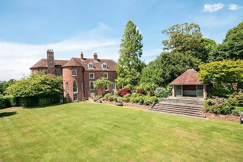 Garden at Beautiful Botley estate with lake, A1387 (photo 35)