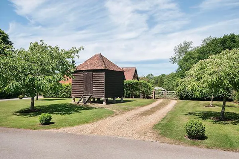 Shed at Beautiful Botley estate with lake, A1387 (photo 37)