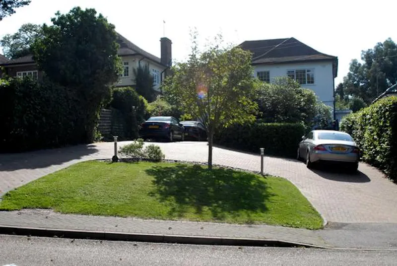 Driveway at Film location D2279 in London (photo 70)