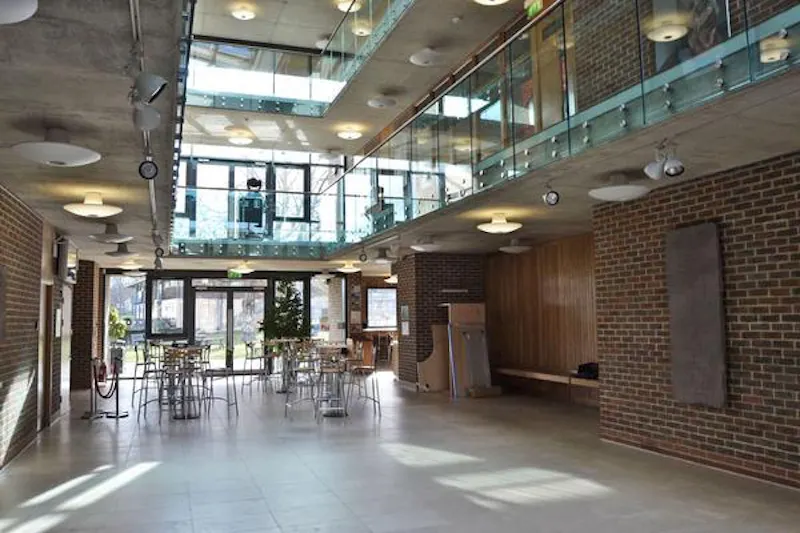 Versatile Dulwich school, J214 (photo 35)