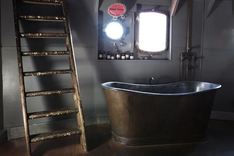 Bathroom at Film location HSE25 in London (photo 33)