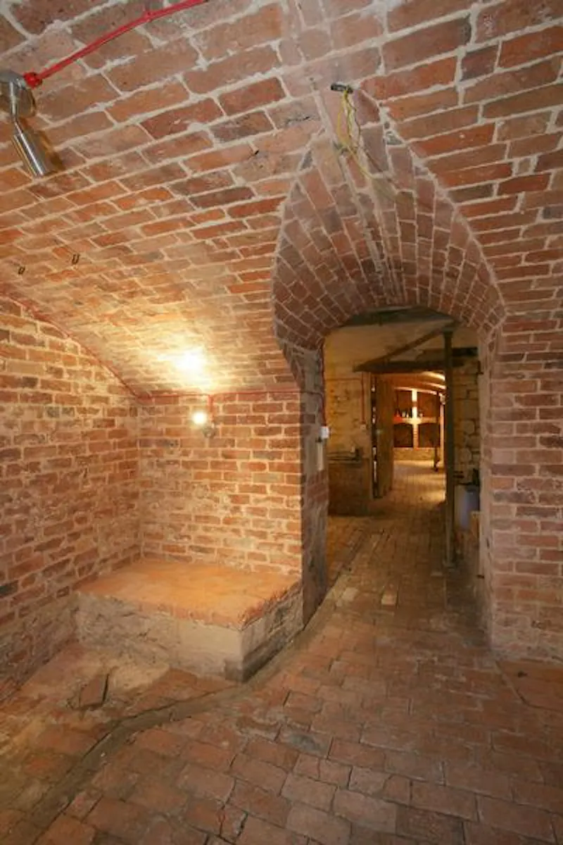 Cellar at Northamptonshire manor house, H177 (photo 23)