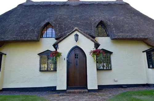 Quaint thatched Essex cottage, M297