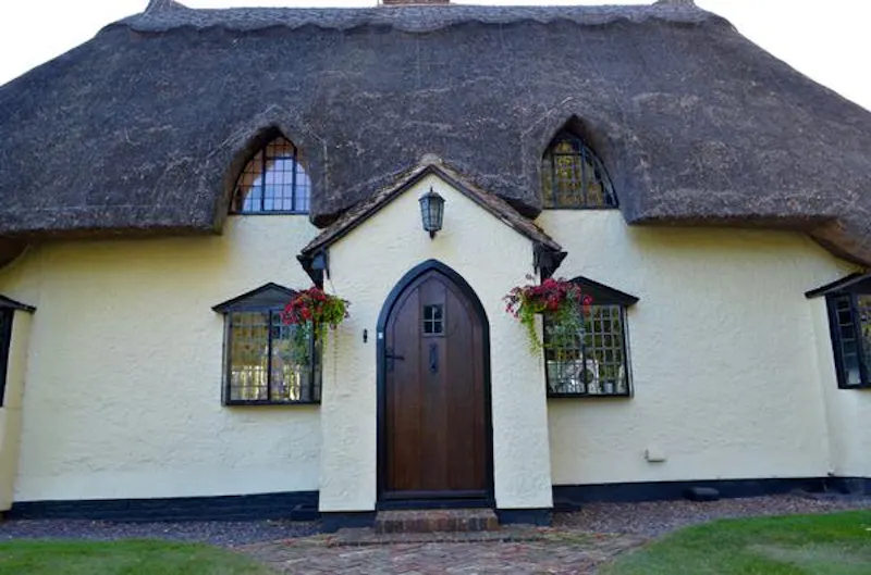 Quaint thatched Essex cottage, M297 (photo 1)
